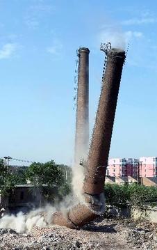 烟囱定向爆破器械运用技巧